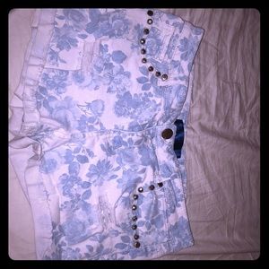 Floral shorts in white and blue